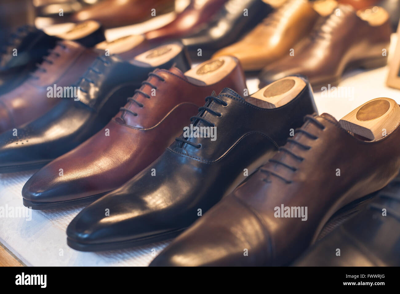 In pelle di lusso scarpe maschio nel negozio Foto Stock