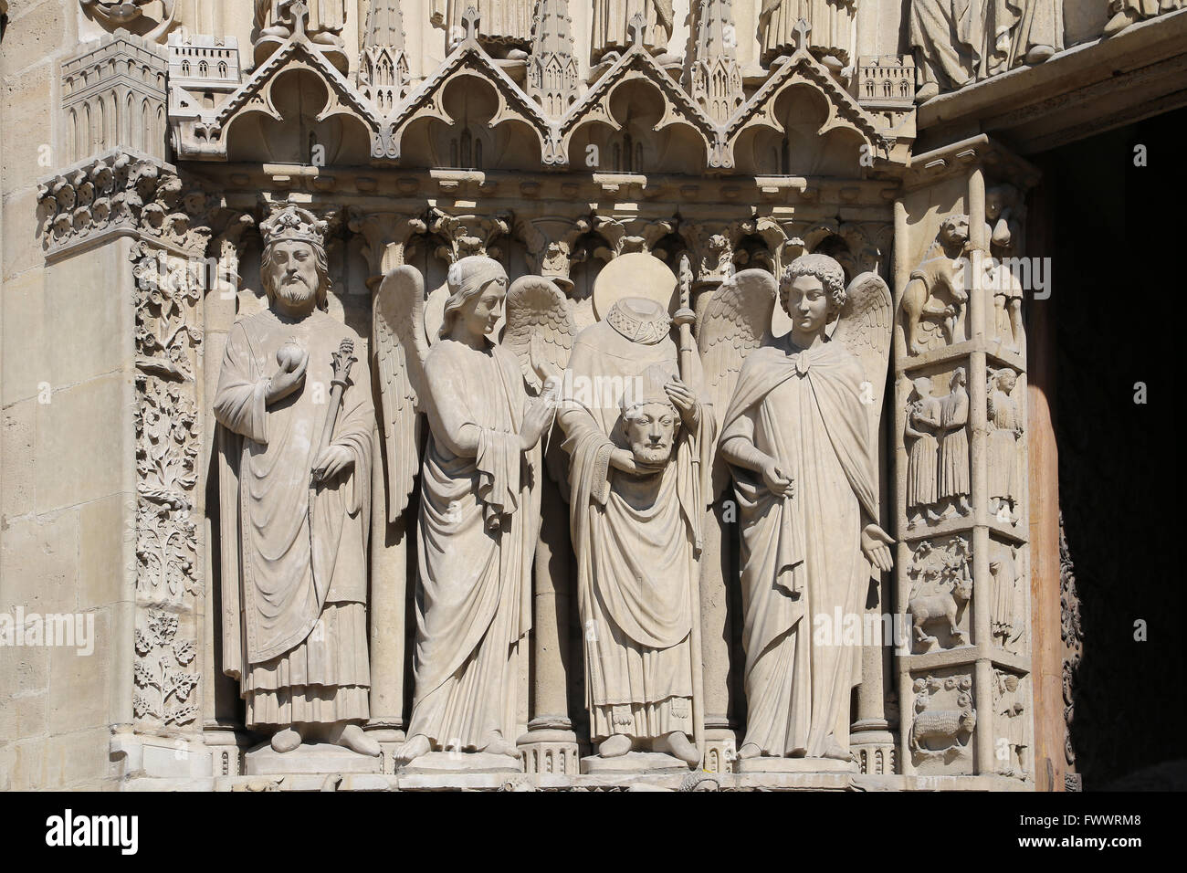 La Francia. Parigi.La facciata occidentale della cattedrale di Notre Dame. Inizio gotico. Xiii c. Il restauro, XIX c. Portale della Vergine. Foto Stock