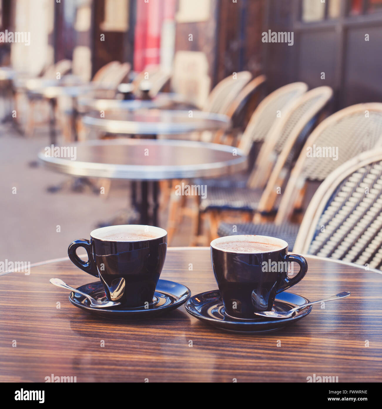 Caffè in accogliente street cafe in Europa Foto Stock