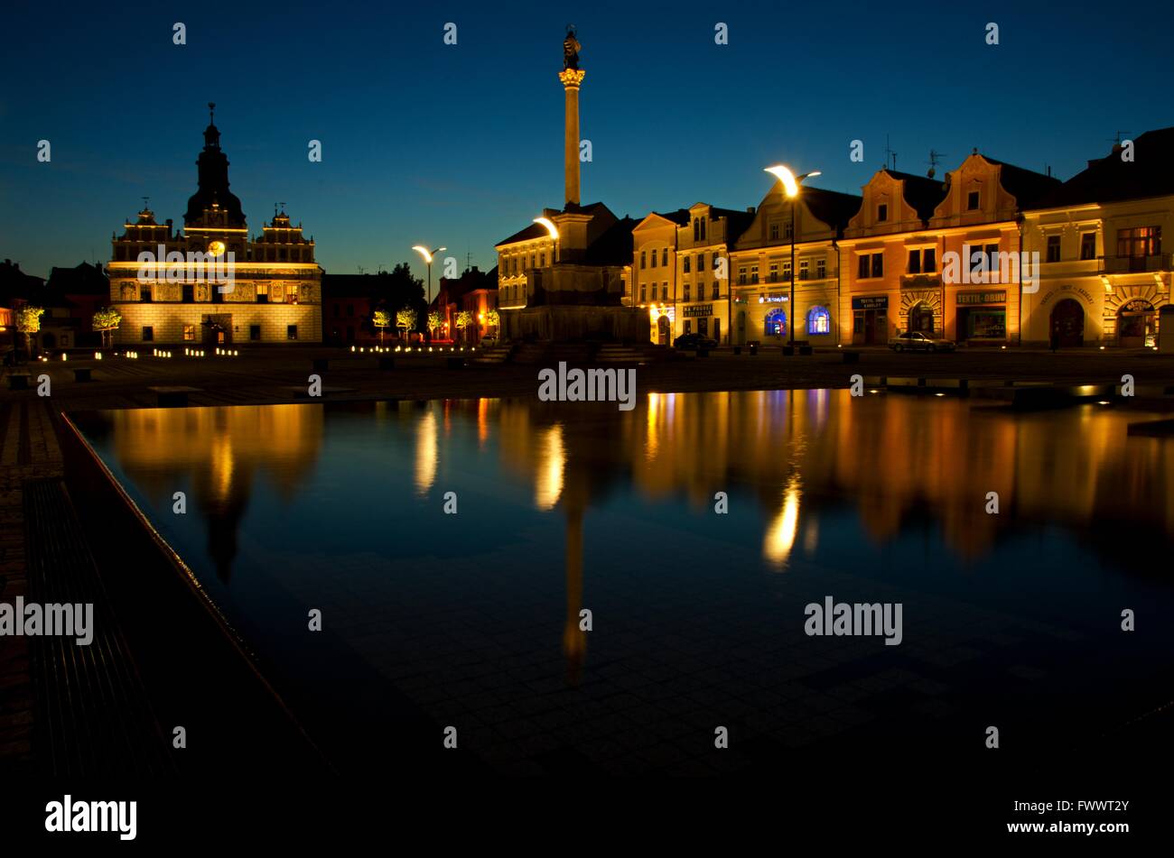 Piazza della città al buio con la riflessione in acqua Foto Stock