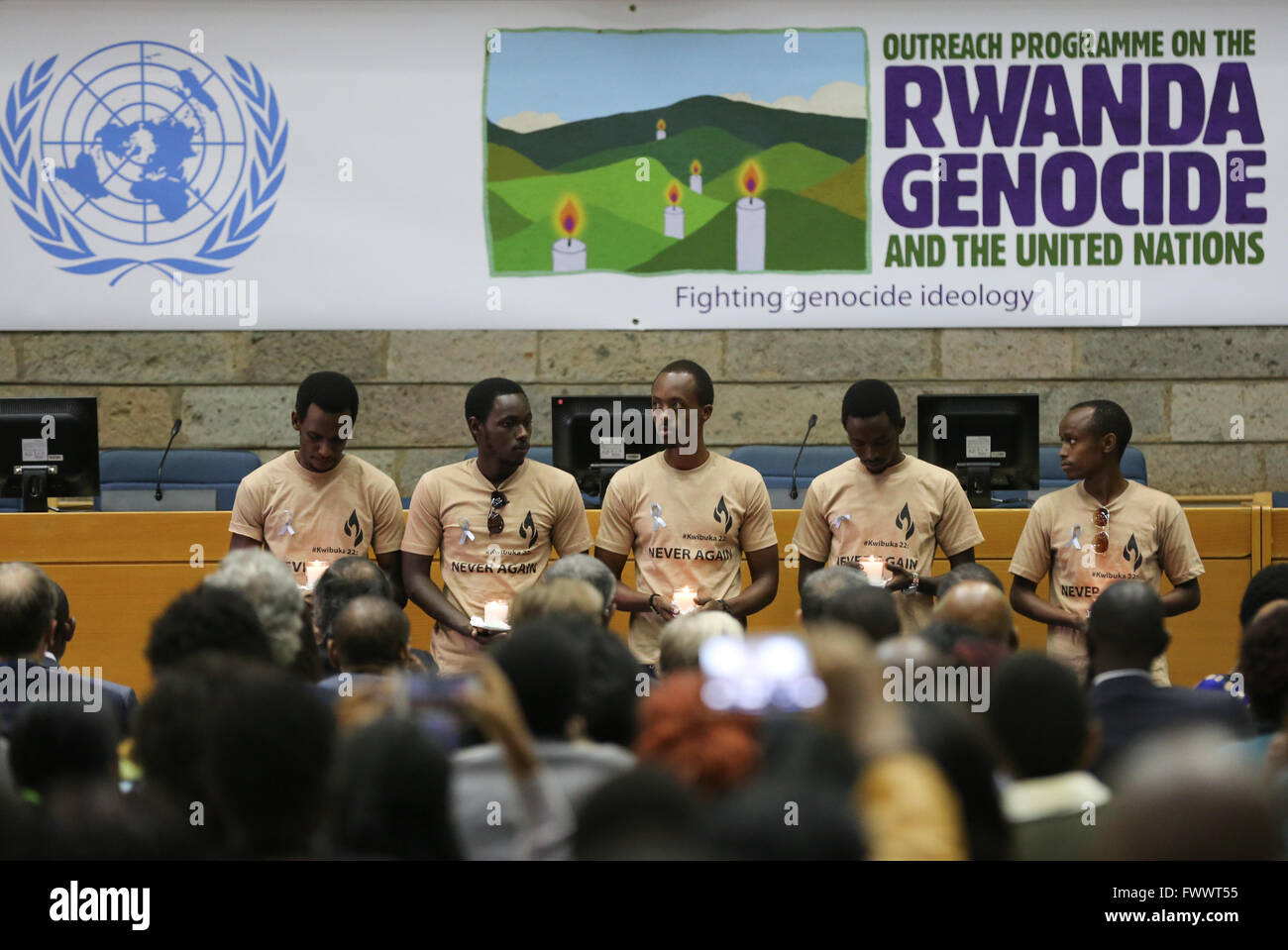 Nairobi, Kenya di Nairobi capitale. 7 apr, 2016. Gli adolescenti Tenere candele a piangere le vittime del genocidio in Ruanda, presso l Ufficio delle Nazioni Unite a Nairobi, in Kenya il capitale, Nairobi, il 7 aprile 2016. Il 7 aprile è la Giornata Internazionale di riflessione sul genocidio in Ruanda, segnando il genocidio del 1994 in cui più di un milione di persone, in maggioranza Tutsi e Hutu moderati sono stati uccisi. Credito: Pan Siwei/Xinhua/Alamy Live News Foto Stock