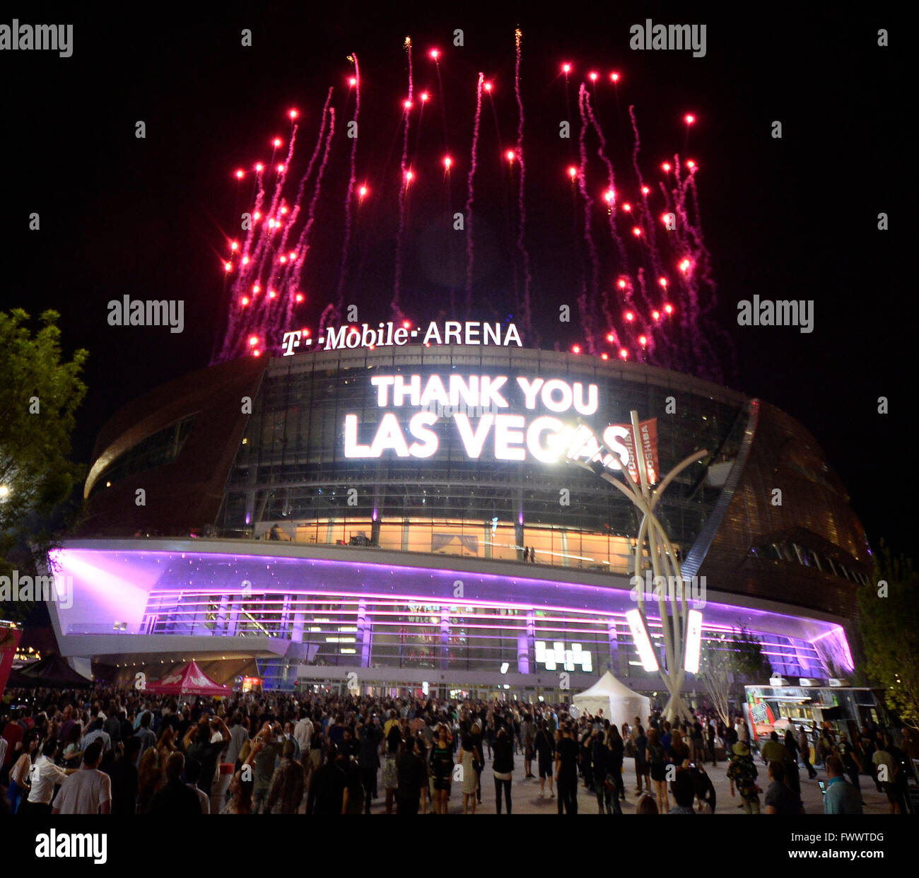 Las Vegas NV, Stati Uniti d'America. 6 apr, 2016. La folla lasciare come fuochi d'artificio illuminano la notte al nuovo T-Mobile Arena che aperto il mercoledì sera a Las Vegas. Serata di apertura ha avuto Wayne Newton e gli assassini di effettuare un sold-out folla. L'arena fino a 20.000 persone ed è ora il più grande in Las Vegas.Ora è il più grande in Las Vegas.Foto da Gene Blevins/LA Daily News/ZumaPress © Gene Blevins/ZUMA filo/Alamy Live News Foto Stock