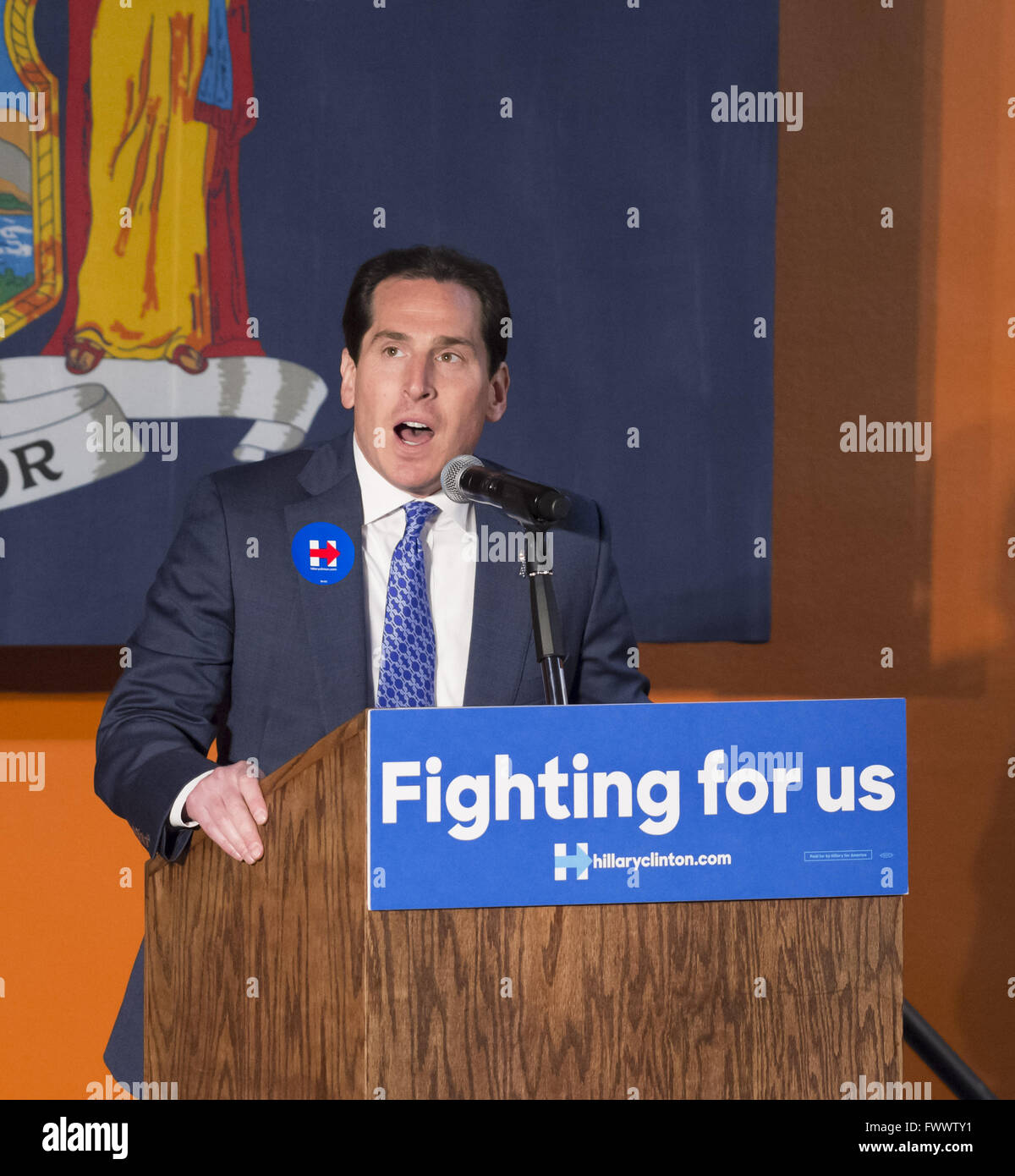 5 aprile 2016 - Elmont, New York, Stati Uniti - il Assemblyman TODD KAMINSKY, il partito democratico€™s il candidato alle prossime elezioni speciali per il Senato dello Stato sede, è in procinto di introdurre l'ex Presidente Bill Clinton a organizzare un evento in Elmont, Long Island, a nome della moglie, Hillary Clinton, il principale candidato presidenziale democratico. Podio ha 'Lotta per noi' slogan sul segno.L'elezione speciale per NYS sede del Senato e il New York primaria presidenziale avvengono entrambe Aprile 19th. (Credito Immagine: © Ann Parry via ZUMA filo) Foto Stock