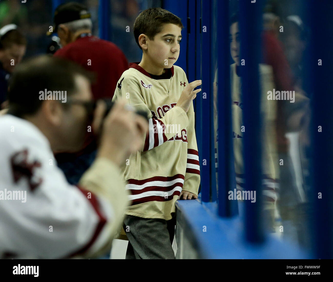 Tampa, Florida, Stati Uniti d'America. 7 apr, 2016. DIRK SHADD | Orari .Matt Maguire, 12 da Duxbury, Massa, guarda il suo Boston College team durante pregame warm up sul ghiaccio durante la congelati quattro semifinali a Amalie Arena il giovedì (04/07/16). Maguire, il cui papà è un Boston College allume, riproduce l'ala sinistra per il suo team. © Dirk Shadd/Tampa Bay volte/ZUMA filo/Alamy Live News Foto Stock