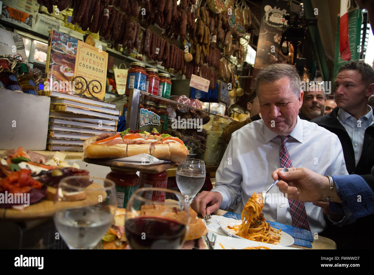 Bronx, Stati Uniti. 07 apr, 2016. John Kasich godendo il cibo a Mike's Deli a incontrare e salutare sulla Arthur Avenue. © Louise Wateridge/Pacific Press/Alamy Live News Foto Stock