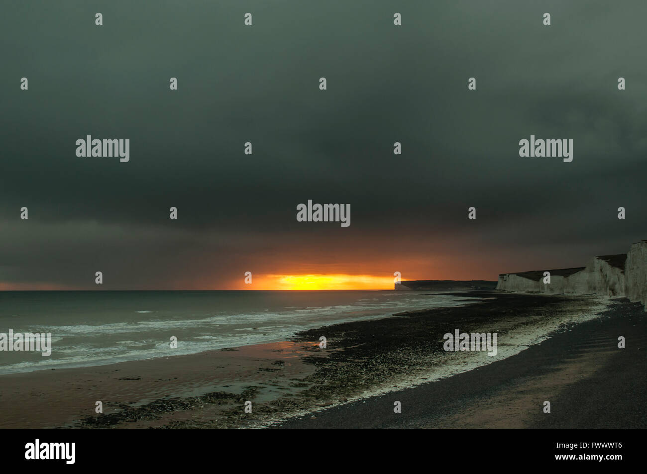 Birling Gap, East Sussex, UK..7 aprile 2016..Tempeste che si spostano dal mare al tramonto. Foto Stock