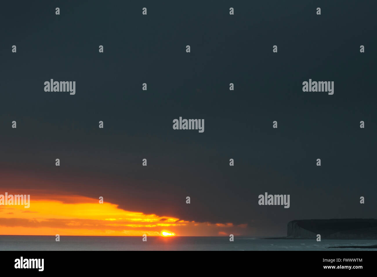 Birling Gap, East Sussex, UK..7 aprile 2016..Tempeste che si spostano dal mare al tramonto. Foto Stock