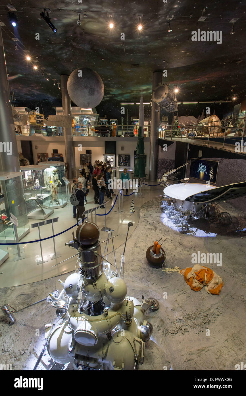 Mosca, Russia. 7 apr, 2016. Le persone a visitare il Museo della Cosmonautica di Mosca, Russia, Aprile 7, 2016. Il Museo della cosmonautica apre le sue porte al pubblico il 10 aprile 1981, ventesimo anniversario della prima un volo spaziale umano. Esposizione museale dà una retrospettiva su come la scienza spaziale si è evoluta a partire dal primo uomo fatto satelliti successivamente seguita dalla prima un volo spaziale umano, primo spazio passeggiate, Luna programmi di prospezione, esplorazione del sistema solare e dei programmi internazionali di ricerca spaziale e di programmi. © Bai Xueqi/Xinhua/Alamy Live News Foto Stock