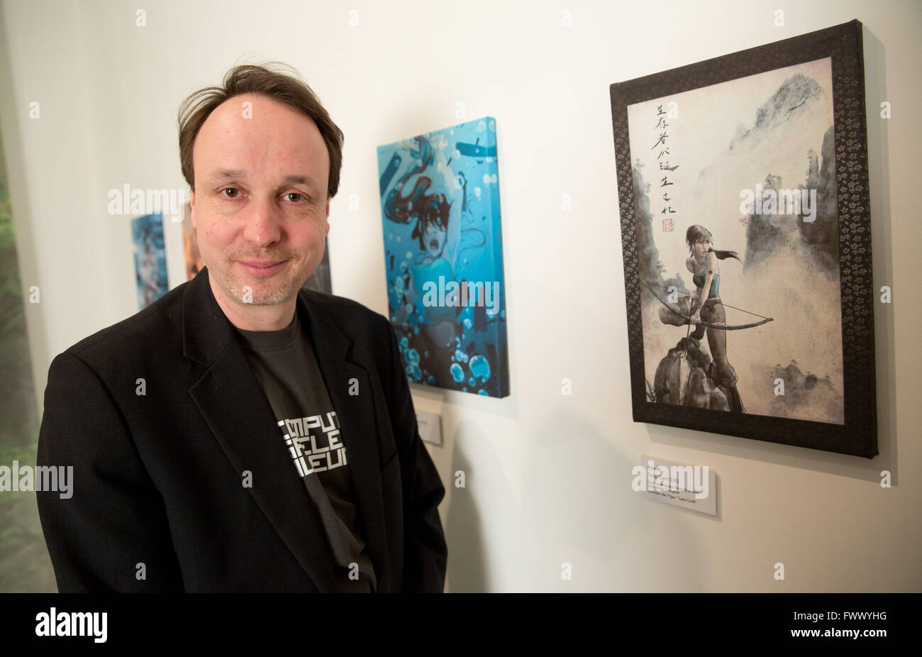 Berlino, Germania. 26 Febbraio, 2013. FILE - un file immagine mostra Andreas Lange, direttore del museo di Berlino di giochi per computer, in posa di un Tomb Raider mostra a Berlino, Germania, 26 febbraio 2013. Foto: JOERG CARSTENSEN/dpa/Alamy Live News Foto Stock