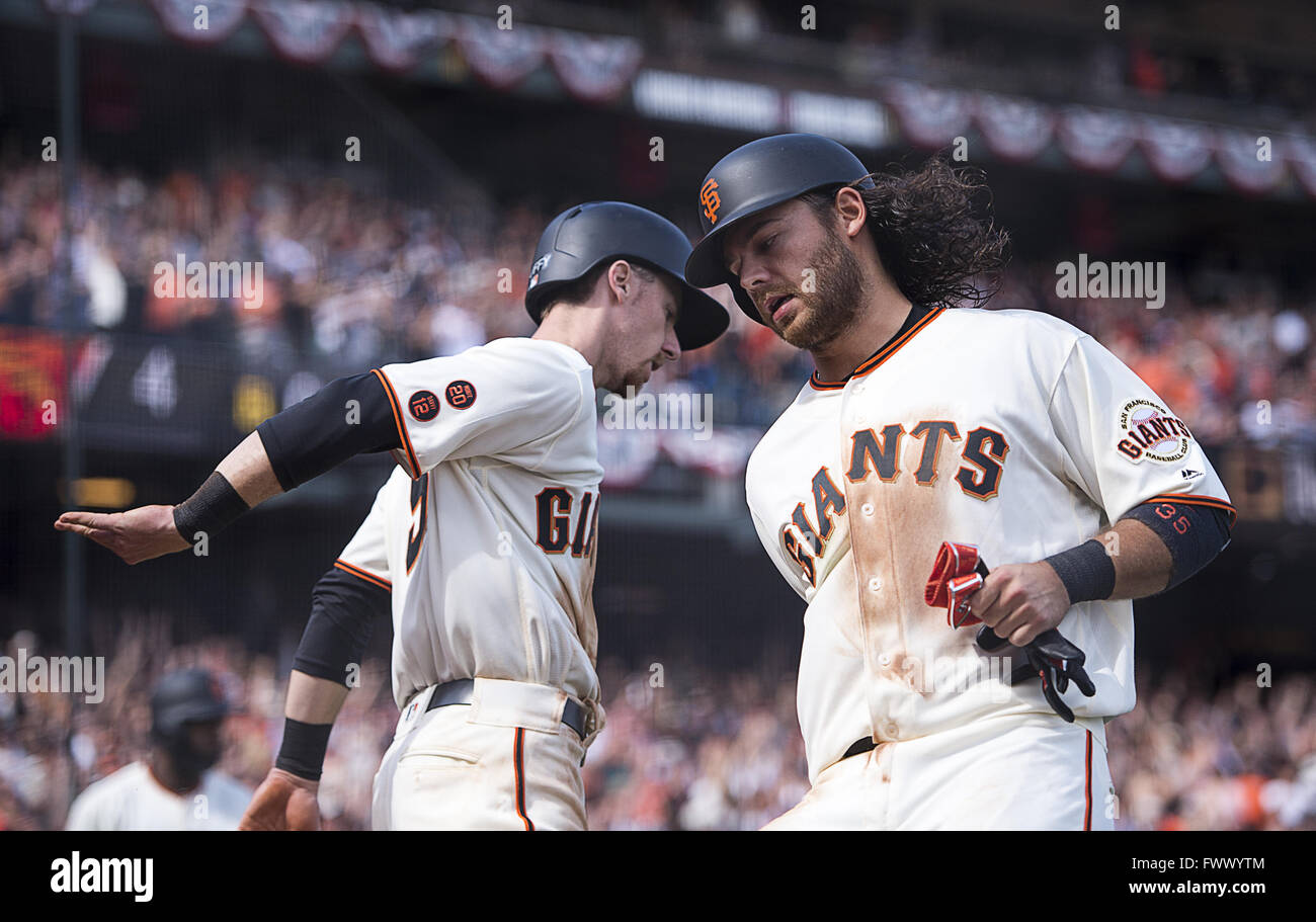 San Francisco, CA, Stati Uniti d'America. 7 apr, 2016. San Francisco Giants Matt Duffy, sinistra e Brandon Crawford punteggio nella sesta inning contro i Los Angeles Dodgers durante l'apertura iniziale di AT&T Park giovedì 7 aprile 2016 a San Francisco, California. Credito: Paolo Kitagaki Jr/Sacramento Bee/ZUMA filo/Alamy Live News Foto Stock