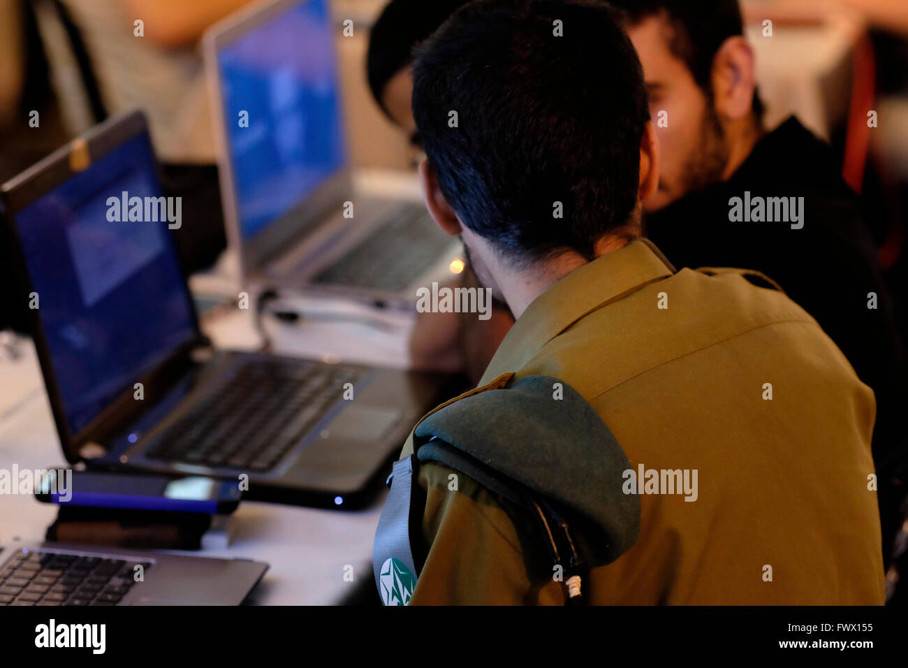 Israele - Gerusalemme 7 aprile : un soldato israeliano dalla speciale unità intelligence 8200 prendendo parte a una Cyber Defense sfida evento in cui le squadre competono uno contro l'altro per fermare gli hacker malintenzionati dall invasione delle infrastrutture vitali in un gioco di simulazione. Credito: Eddie Gerald/Alamy Live News Foto Stock