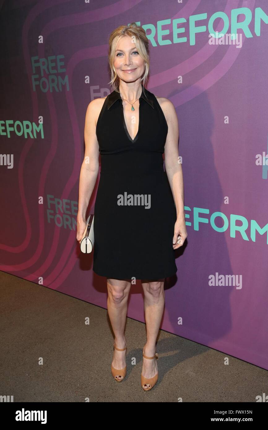 New York, NY, STATI UNITI D'AMERICA. 7 apr, 2016. Elizabeth Mitchell presso gli arrivi per ABC Freeform Upfronts di rete 2016, Molla Studios di New York, NY Aprile 7, 2016. Credito: Andres Otero/Everett raccolta/Alamy Live News Foto Stock