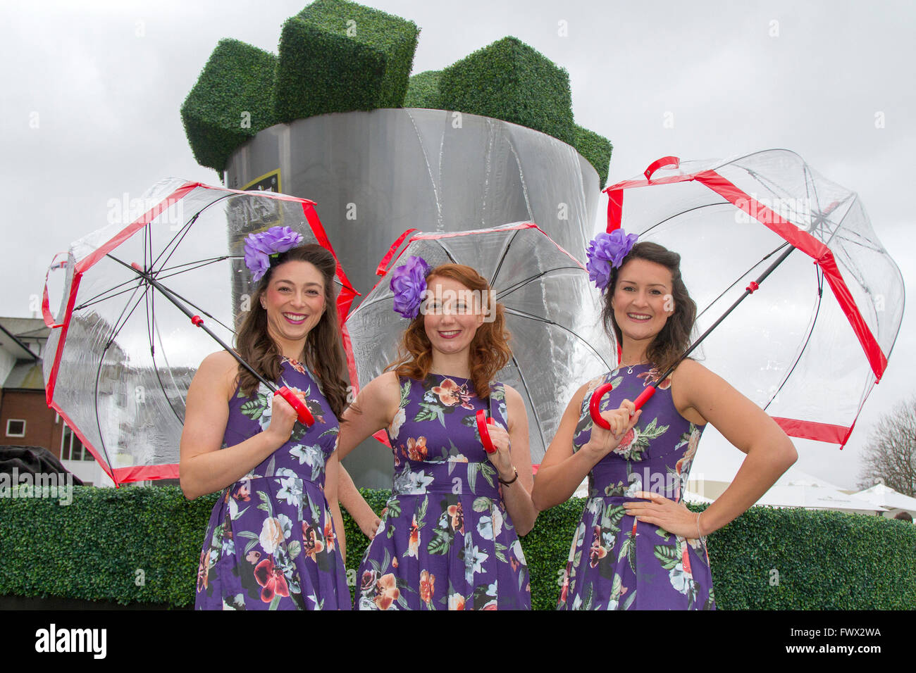 Liverpool, Merseyside, Regno Unito dal 8 Aprile, 2016. Onorevoli piovosa giornata presso l'Aintree Racecourse. Moda ladies circa la città si stanno dirigendo a Eglinton gare di oggi per l'annuale "Ladies Day' sfilata di moda. Foto Stock