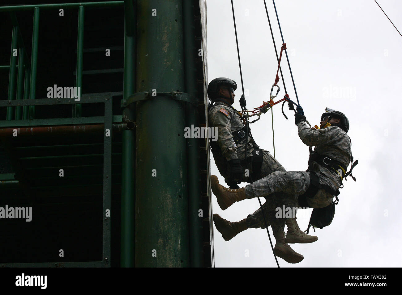 (160408) -- RIZAL provincia, 8 aprile 2016 (Xinhua) -- soldati dell'U.S. Esercito di guardie nazionali rappel durante la ricerca e salvataggio in aree urbane attività del 2016 RP-US Balikatan esercitazioni militari congiunte in Camp Capinpin nella provincia di Rizal, Filippine, 8 aprile 2016. L'attività mira a migliorare la risposta di emergenza capacità tra gli Stati Uniti Esercito e Forze Armate delle Filippine (AFP). Balikatan 2016 si concentra su basate su uno scenario e azione combinata nella pianificazione di difesa, di soccorso in caso di catastrofe, civica e assistenza di livello tattico la formazione sul campo. Circa 3.700 soldati filippini e 5.000 US MIL Foto Stock