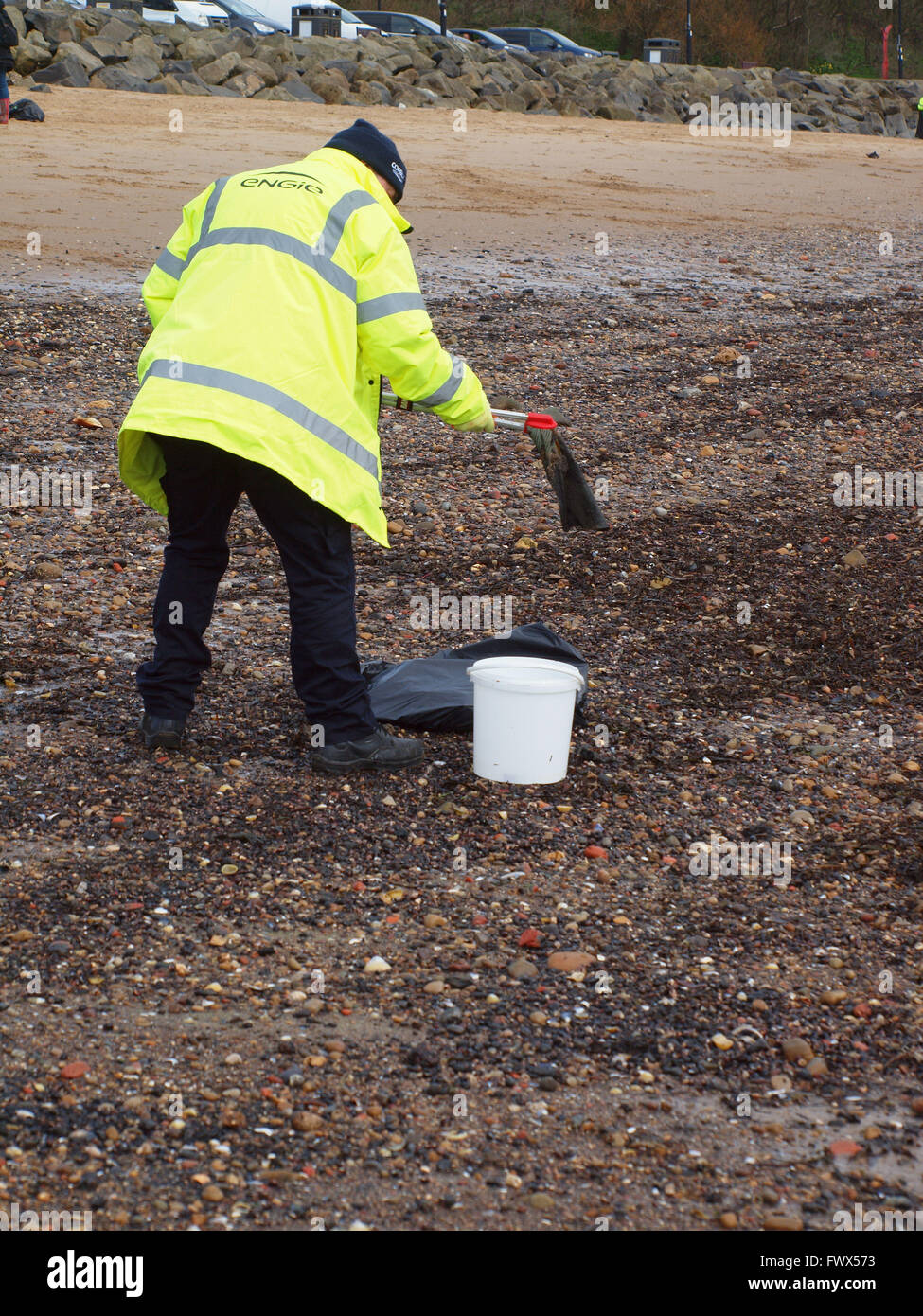 Newcastle Upon Tyne, venerdì 8 aprile 2016, UK News. La conservazione delle risorse marine volontari raccolta di detriti dalla riva del mare in una lettiera sponsorizzati pick per aiutare a proteggere la vita marina a Tynemouth. Credito: James Walsh Alamy/Live News Foto Stock