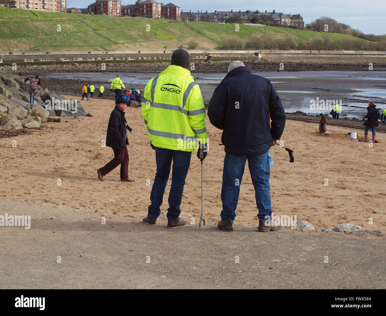 Newcastle Upon Tyne, venerdì 8 aprile 2016, UK News. La conservazione delle risorse marine volontari raccolta di detriti dalla riva del mare in una lettiera sponsorizzati pick per aiutare a proteggere la vita marina a Tynemouth. Credito: James Walsh Alamy/Live News Foto Stock