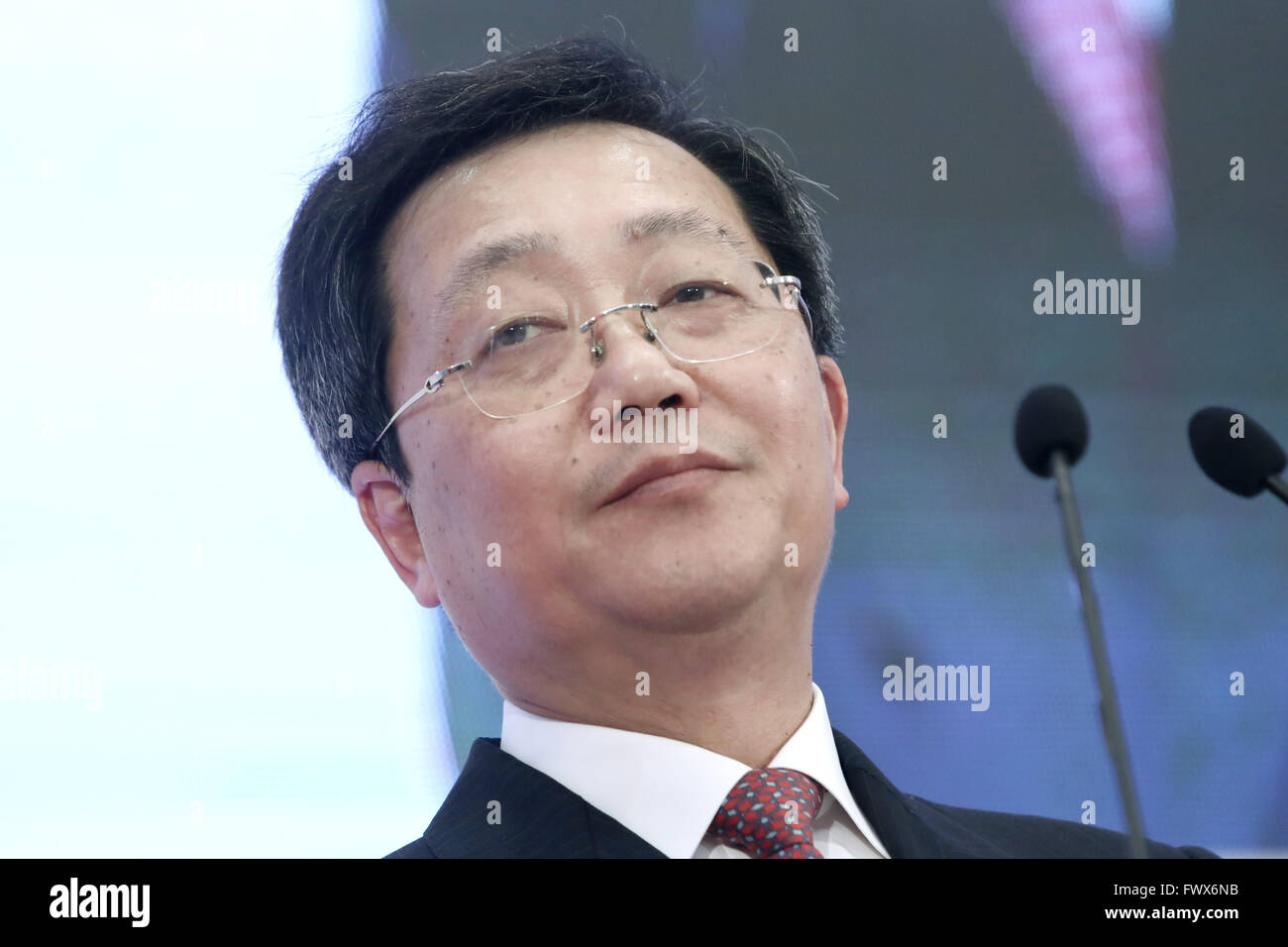 Atene, Grecia. 08 apr, 2016. Cina COSCO presidente, Xu Lirong Xu Lirong al podio, durante la presentazione della trattativa, a Zappeion Hall, dopo la firma dell'accordo tra TAIPED (Repubblica Ellenica Asset Development Fund) e Cosco per Piraeus Port Authority (OLP). Cosco sarà proprio ora il 67% del Piraeus Port Authority (OLP) Credito: Panayotis Tzamaros/Pacific Press/Alamy Live News Foto Stock