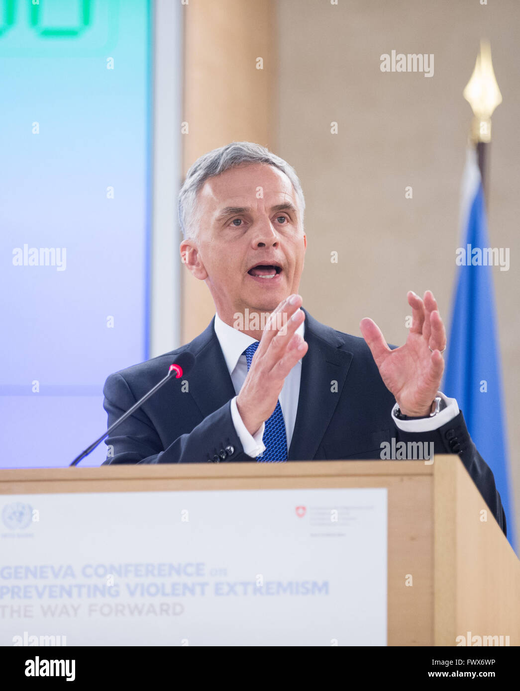 (160409) -- Ginevra, 9 aprile 2016 (Xinhua) -- Dipartimento federale degli Affari Esteri Didier Burkhalter offre un discorso durante la Conferenza di Ginevra sulla prevenzione di estremismo violento a Ginevra, Svizzera, 8 aprile 2016. Nazioni Unite Secretary-Genera Ban Ki-moon ha detto venerdì che un cambiamento di paradigma è necessario per affrontare l'estremismo violento che colpiscono le comunità in tutto il mondo. (Xinhua/Xu Jinquan) Foto Stock