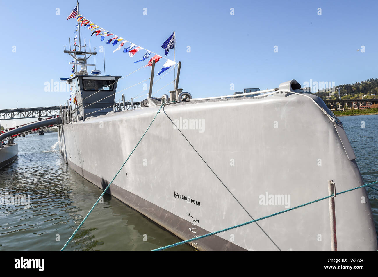 U.S Navy ship Sea Hunter, una classe completamente nuova di unmanned nave oceanica, si prepara a ricevere in corso a seguito di una cerimonia di battesimo sul fiume Williammette Aprile 7, 2016 a Portland, Oregon. Il 130-piede drone imbarcazioni viene sviluppato a caccia di sottomarini e miniere in mare. Foto Stock