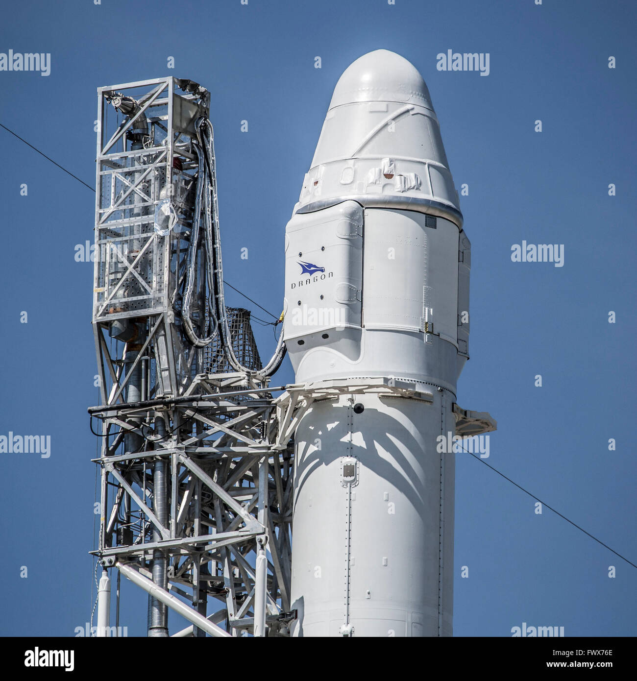 La SpaceX Falcon 9 portante il drago cargo missione capsule pronto per sollevare sulla rampa di lancio 40 presso il Kennedy Space Center Aprile 8, 2016 in Cape Canaveral, in Florida. Il CRS-8 missione porterà un prototipo gonfiabile di Bigelow Aerospace modulo chiamato fascio. Foto Stock La SpaceX Falcon 9 portante il drago cargo missione capsule pronto per sollevare sulla rampa di lancio 40 presso il Kennedy Space Center Aprile 8, 2016 in Cape Canaveral, in Florida. Il CRS-8 missione porterà un prototipo gonfiabile di Bigelow Aerospace modulo chiamato fascio. Foto Stock
