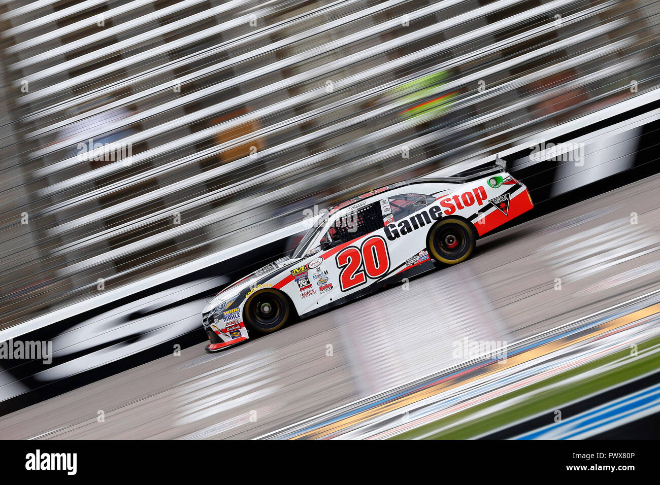 Ft. Vale la pena, TX, Stati Uniti d'America. 7 apr, 2016. Ft. Vale la pena, TX - Apr 07, 2016: Erik Jones (20) pratiche per l'O'Reilly Auto Parts 300 al Texas Motor Speedway in Ft. Vale la pena, TX. © csm/Alamy Live News Foto Stock