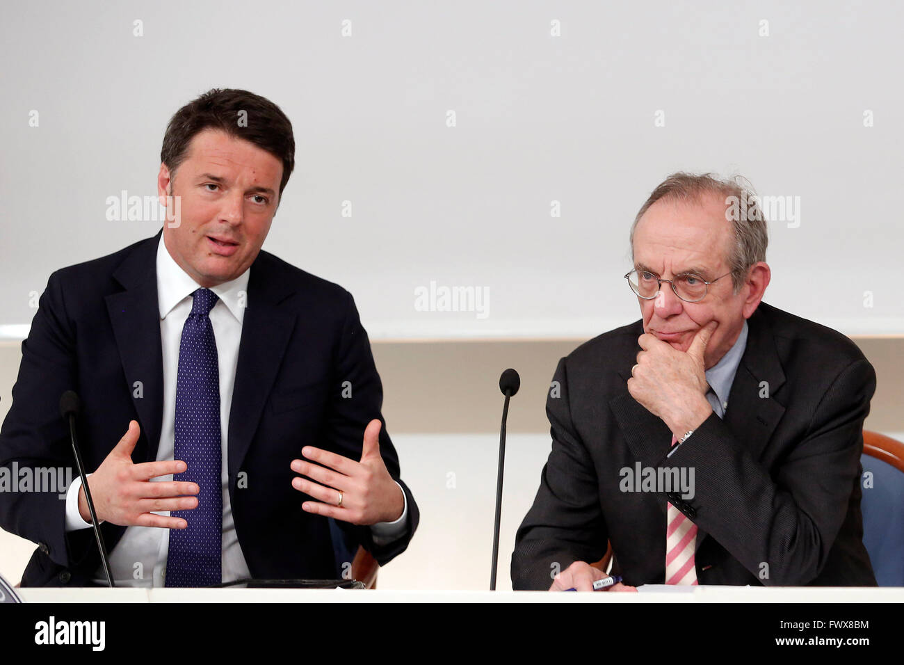 Premier Matteo Renzi e il ministro dell'economia Pier Carlo Padoan Roma dal 8 aprile 2016. Premere il tasto conferenza alla fine del Gabinetto del Ministro Foto Samantha Zucchi Insidefoto Foto Stock