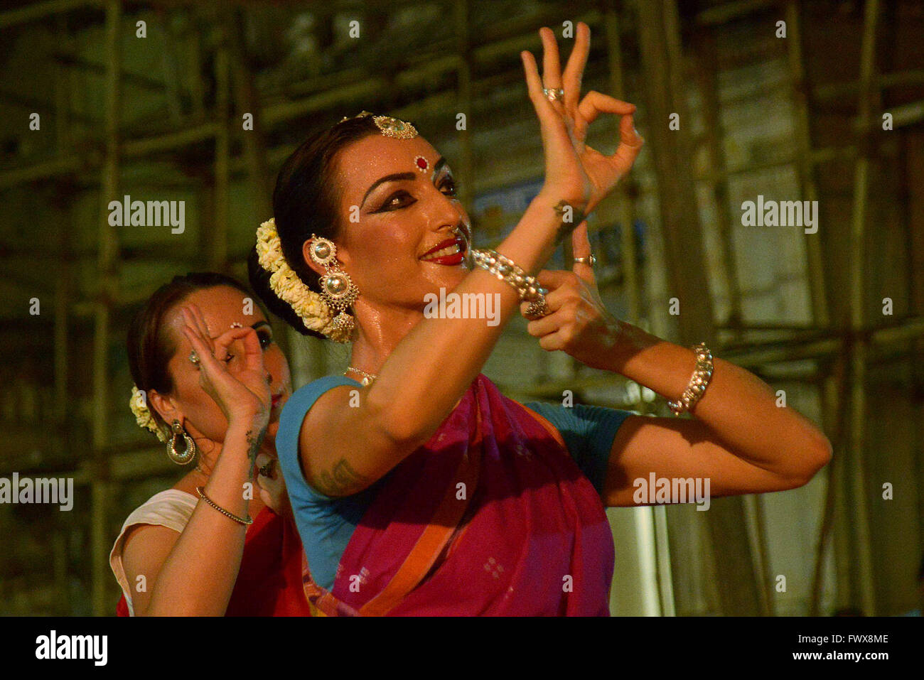 Ajmer, India. 08 apr, 2016. Un ballerino indiano esegue la danza classica nel vecchio tempio Rangji. Indian danze classiche sono eseguite all'interno del Sanctum del tempio secondo i riti chiamato Nartanam AGAMA SA. Natya Shastra classifica questo tipo di forma di danza come margi, oppure di un'anima-danza liberatrice. Credito: Shaukat Ahmed/Pacific Press/Alamy Live News Foto Stock