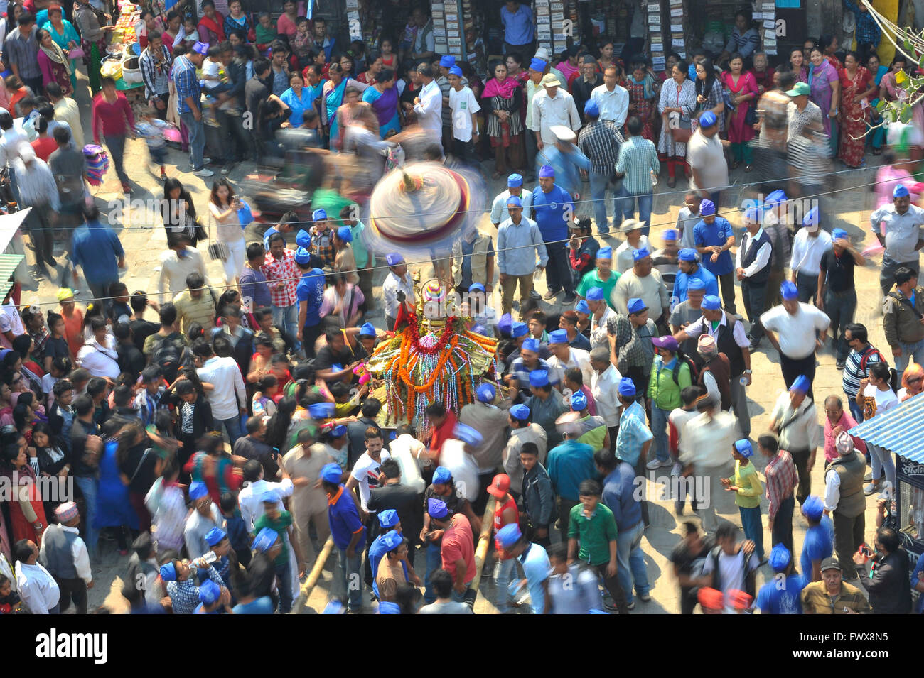 Kathmandu, Nepal. 08 apr, 2016. I devoti carro portante della divinità per la celebrazione di Pahchare Parba Festival a motivo, Kathmandu, Nepal. Durante il festival, devoti celebrato tre carri di dea Kankeshwori, Bhadrakali Sankata e. I tre giorni del festival termina dopo lo smantellamento del log in legno situato a Indra Chowk, Kathmandu, Nepal. Credito: Narayan Maharjan/Pacific Press/Alamy Live News Foto Stock