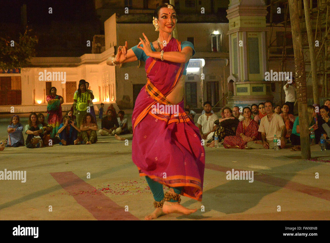 Ajmer, India. 08 apr, 2016. Un ballerino indiano esegue la danza classica nel vecchio tempio Rangji. Indian danze classiche sono eseguite all'interno del Sanctum del tempio secondo i riti chiamato Nartanam AGAMA SA. Natya Shastra classifica questo tipo di forma di danza come margi, oppure di un'anima-danza liberatrice. Credito: Shaukat Ahmed/Pacific Press/Alamy Live News Foto Stock