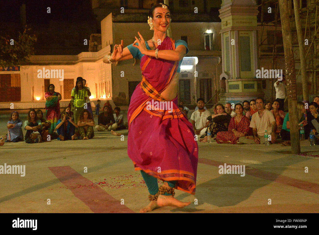 Ajmer, India. 08 apr, 2016. Un ballerino indiano esegue la danza classica nel vecchio tempio Rangji. Indian danze classiche sono eseguite all'interno del Sanctum del tempio secondo i riti chiamato Nartanam AGAMA SA. Natya Shastra classifica questo tipo di forma di danza come margi, oppure di un'anima-danza liberatrice. Credito: Shaukat Ahmed/Pacific Press/Alamy Live News Foto Stock
