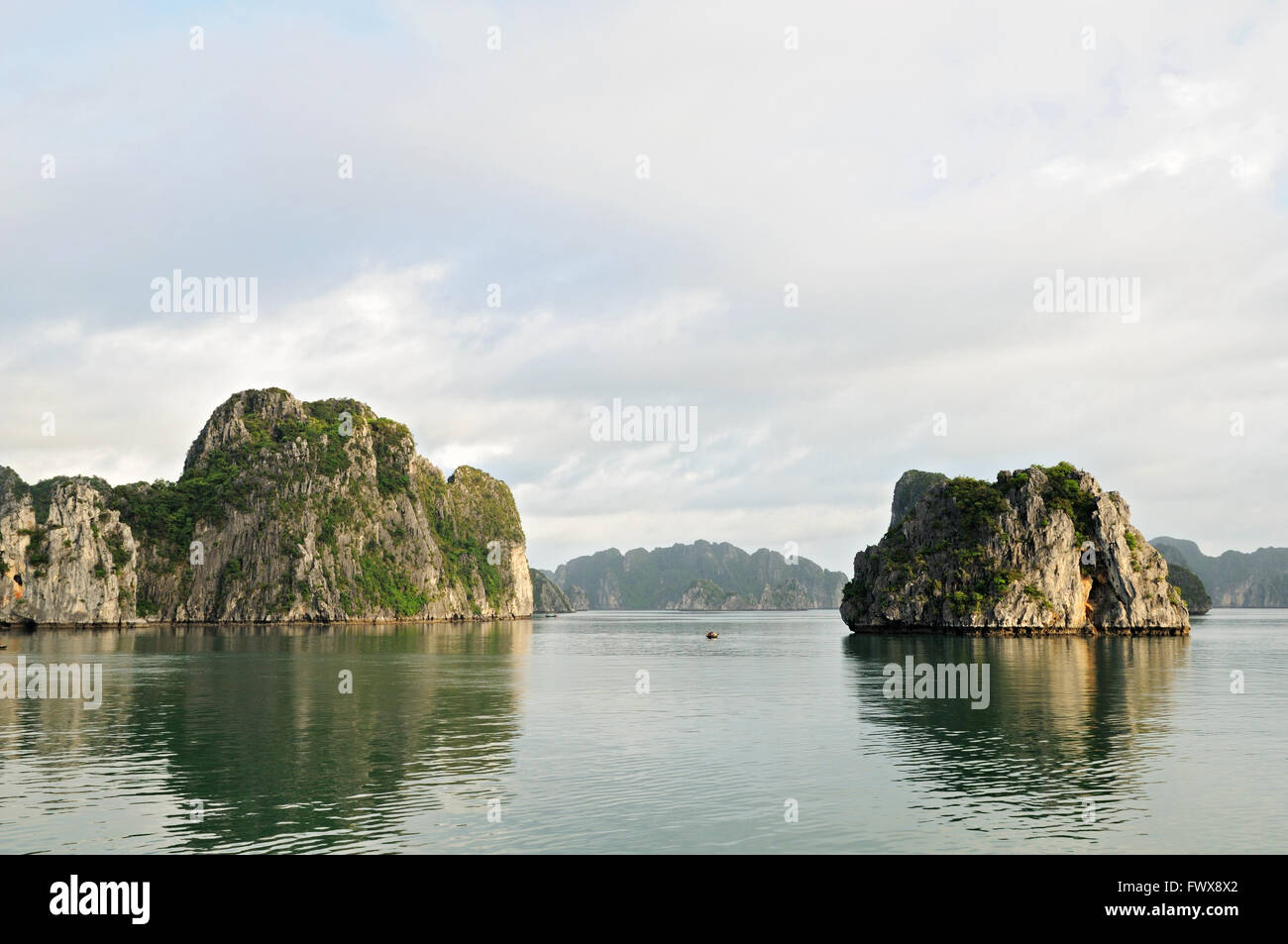 Gli isolotti del Carso in Bai Tu Long area della Baia di Ha Long, Quang Ninh Provincia, Vietnam Foto Stock