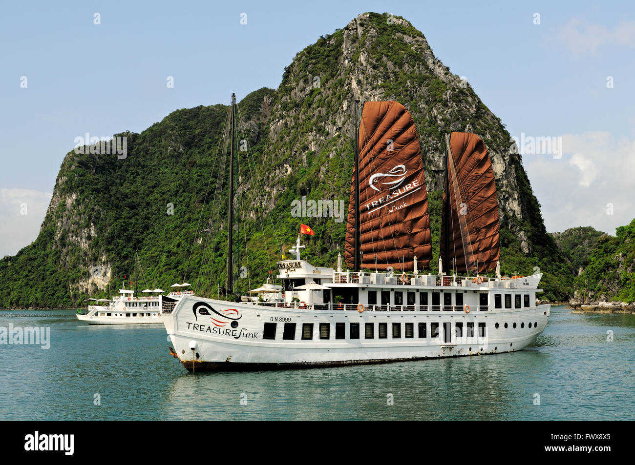 Tesoro Junk ancorato in Bai Tu Long area della Baia di Ha Long, Quang Ninh Provincia, Vietnam Foto Stock