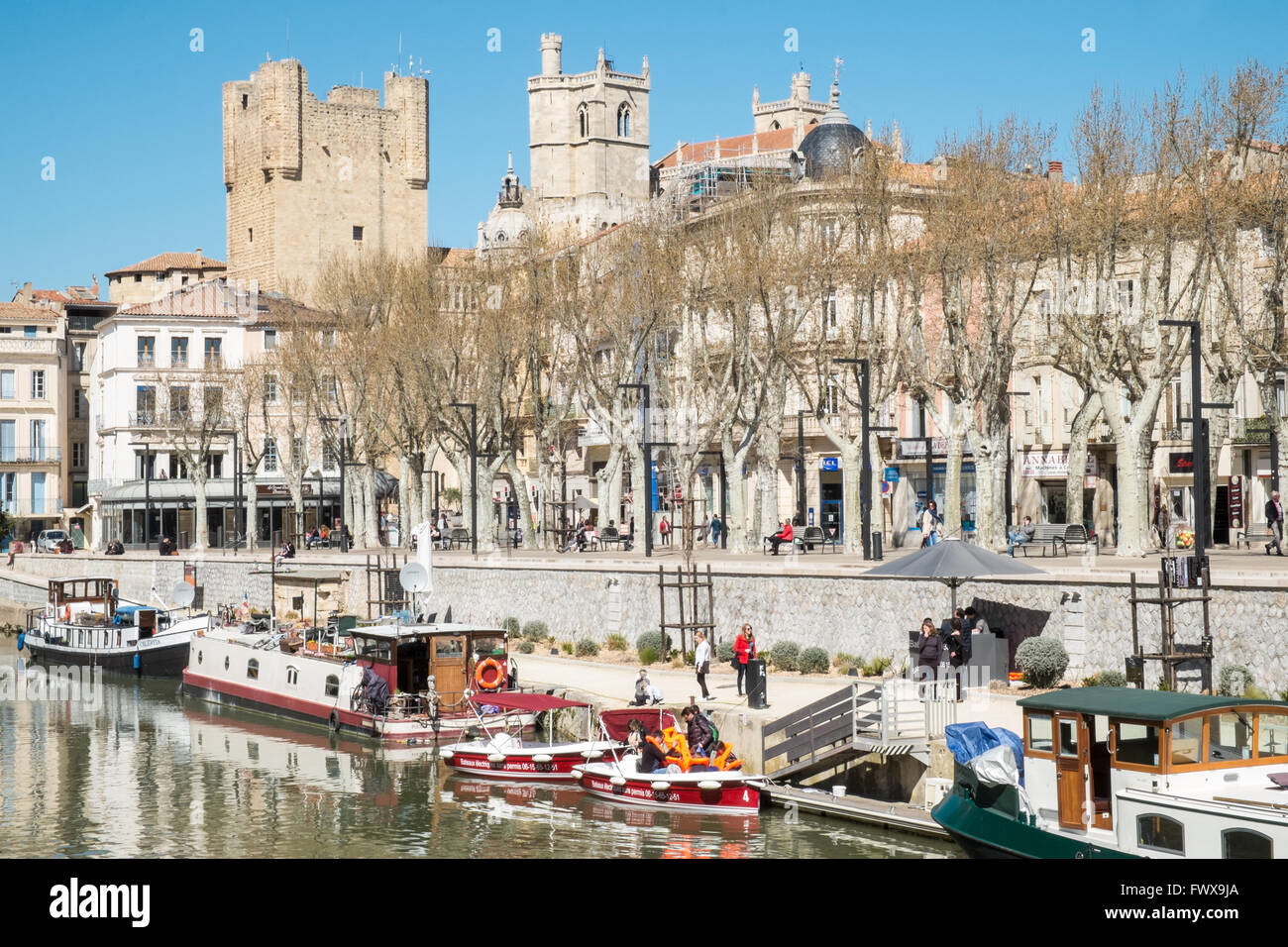 Canal De La Robine e Palais des Archeveques (palazzo arcivescovile) con case a schiera nel centro di Narbonne,Aude,a sud della Francia. Foto Stock