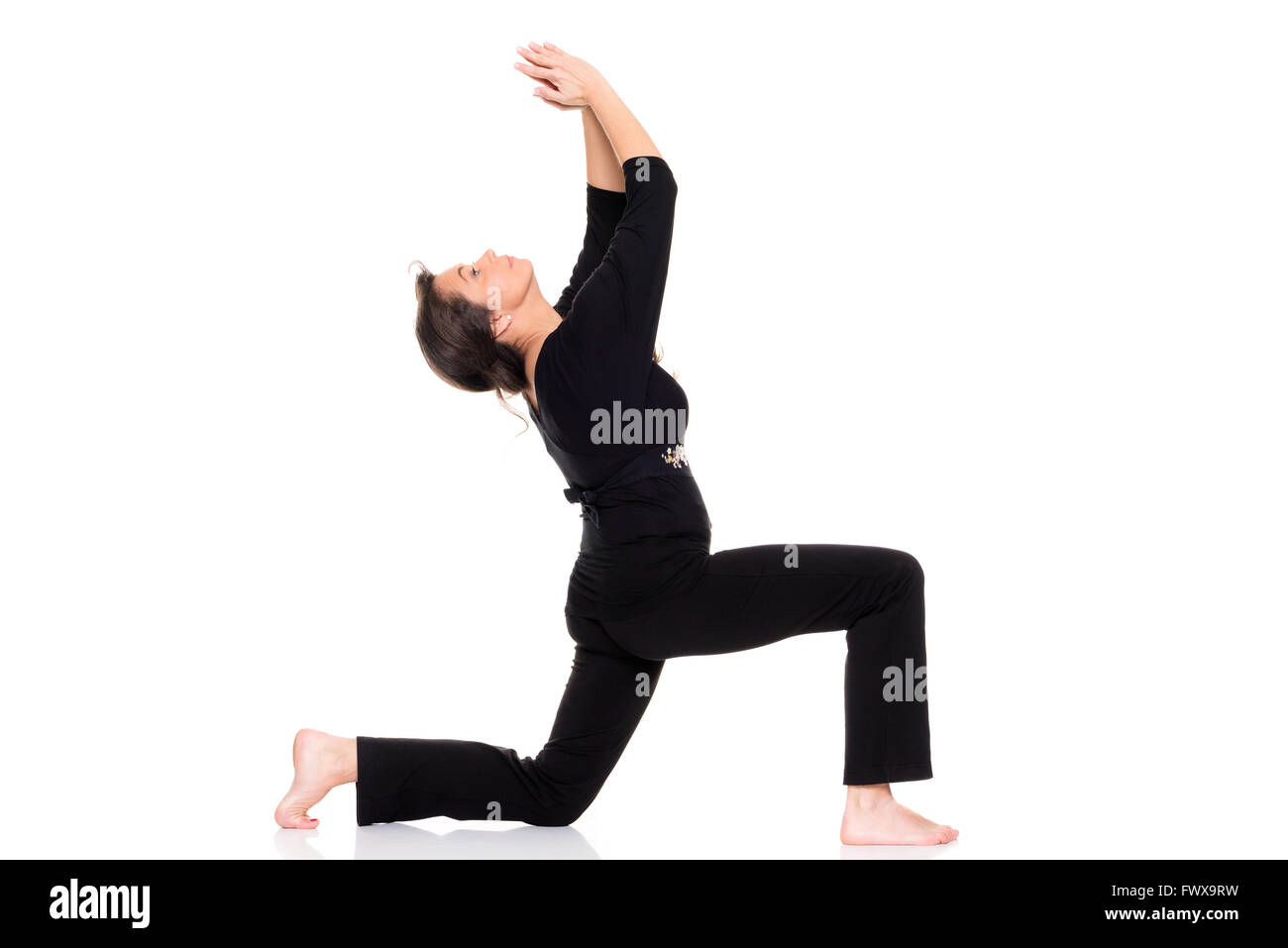 Donna di mezza età facendo sport davanti a uno sfondo bianco Foto Stock
