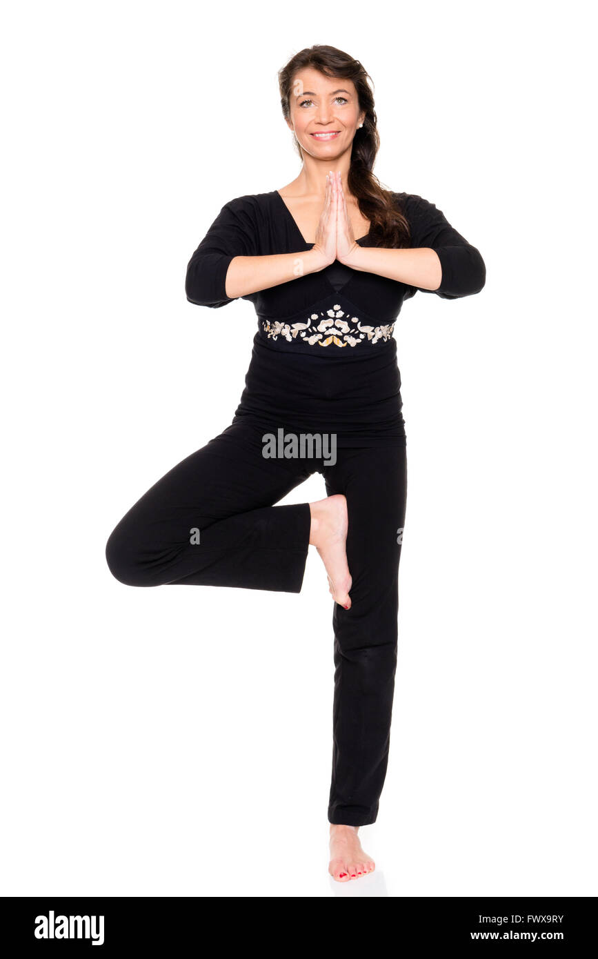 Donna di mezza età facendo sport davanti a uno sfondo bianco Foto Stock