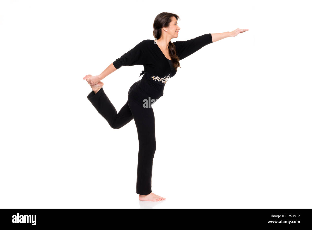Donna di mezza età facendo sport davanti a uno sfondo bianco Foto Stock