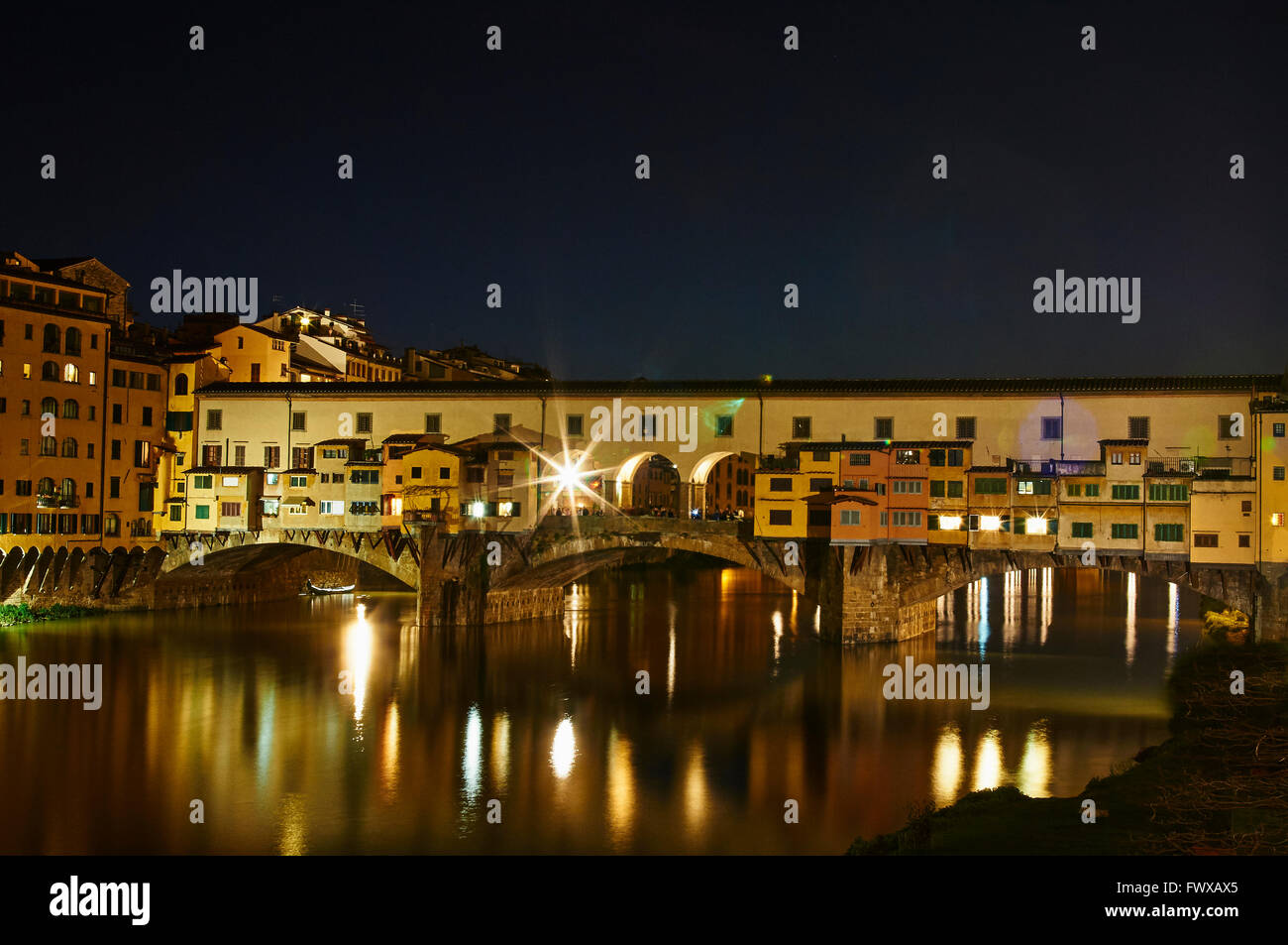 Il Ponte Vecchio è una pietra medievali chiuso-spandrel arco ponte sopra il fiume Arno, a Firenze, Italia questa vista è Foto Stock