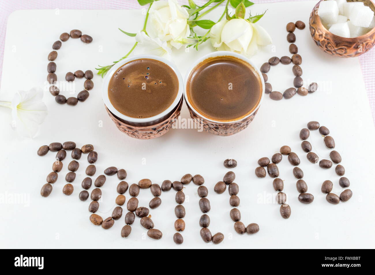 Due tazze di caffè formando un 'Good morning' nota Foto Stock