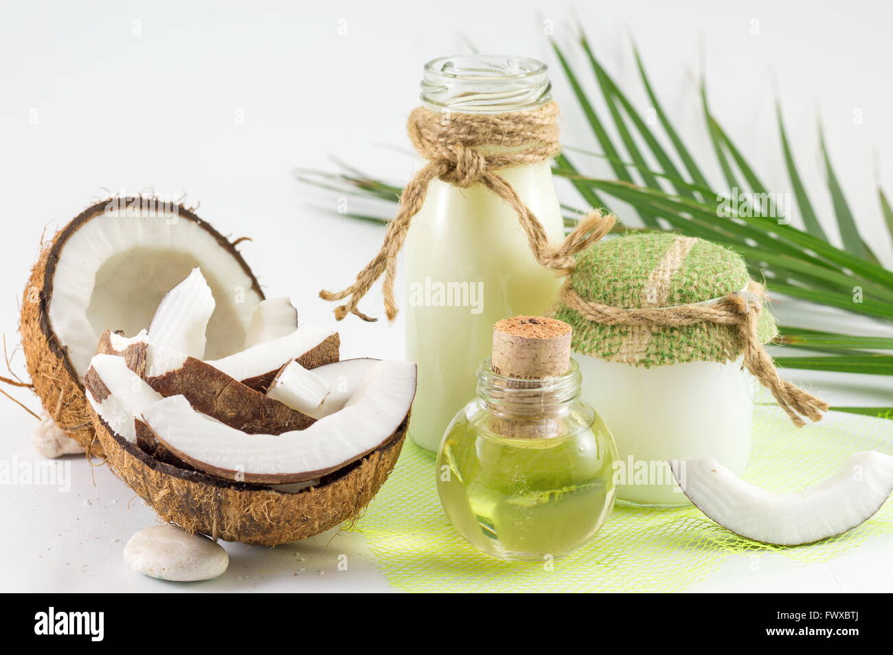 Prodotti di cocco con cocco fresco, latte di cocco e olio Foto Stock
