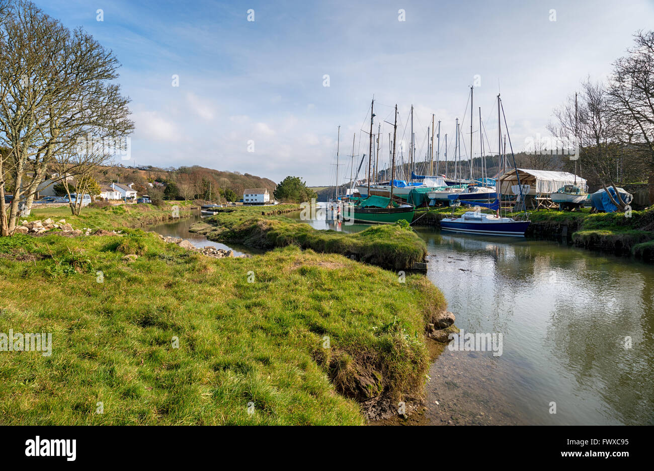 Il pittoresco villaggio di Gweek sulle rive del fiume Helford vicino a Helston in Cornovaglia Foto Stock