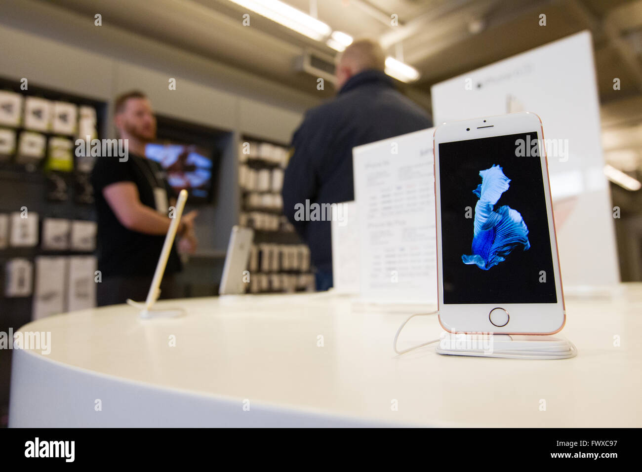 IPhone e ipad presso il salto+ Apple store a Kingston, Ont., mercoledì 27 gennaio, 2016. Foto Stock