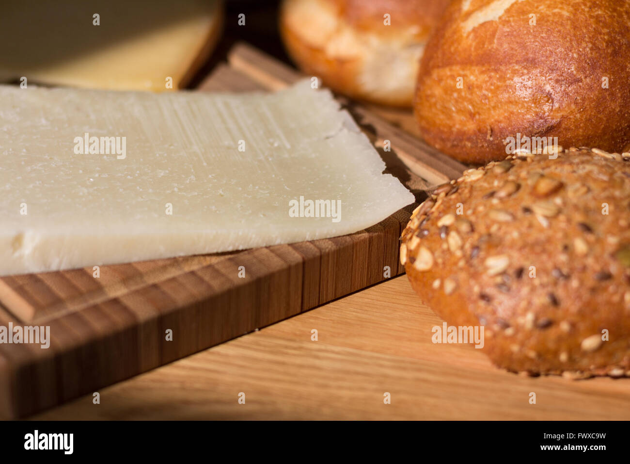 Pane e formaggio macro di legno sul tavolo per la colazione Foto Stock