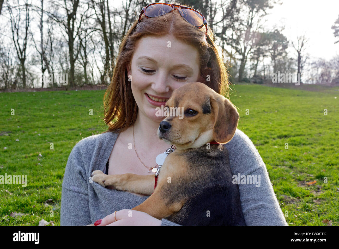 Ritratto di una giovane donna con il suo piccolo cane Foto Stock