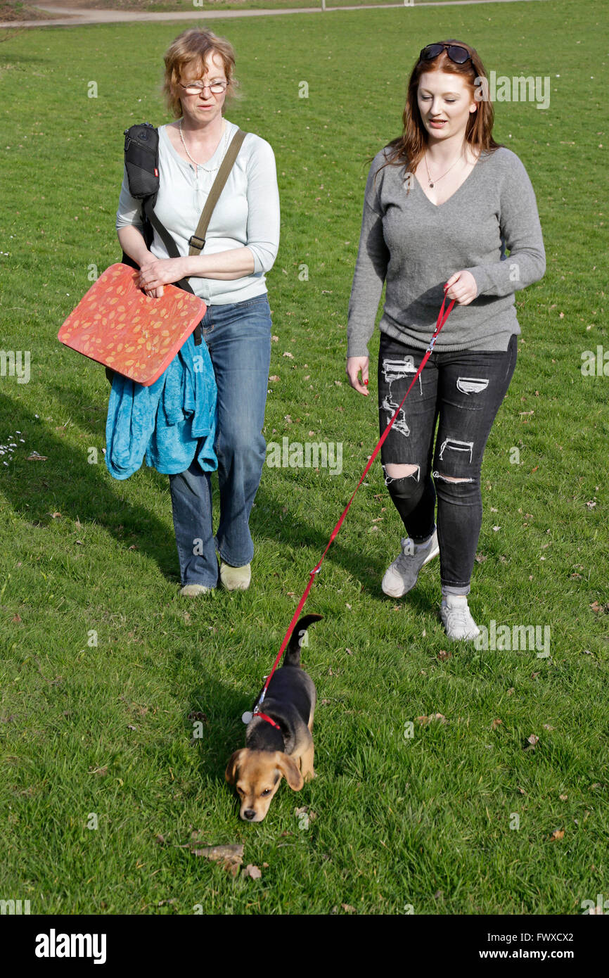 Madre e figlia a piedi il loro cane di piccola taglia Foto Stock