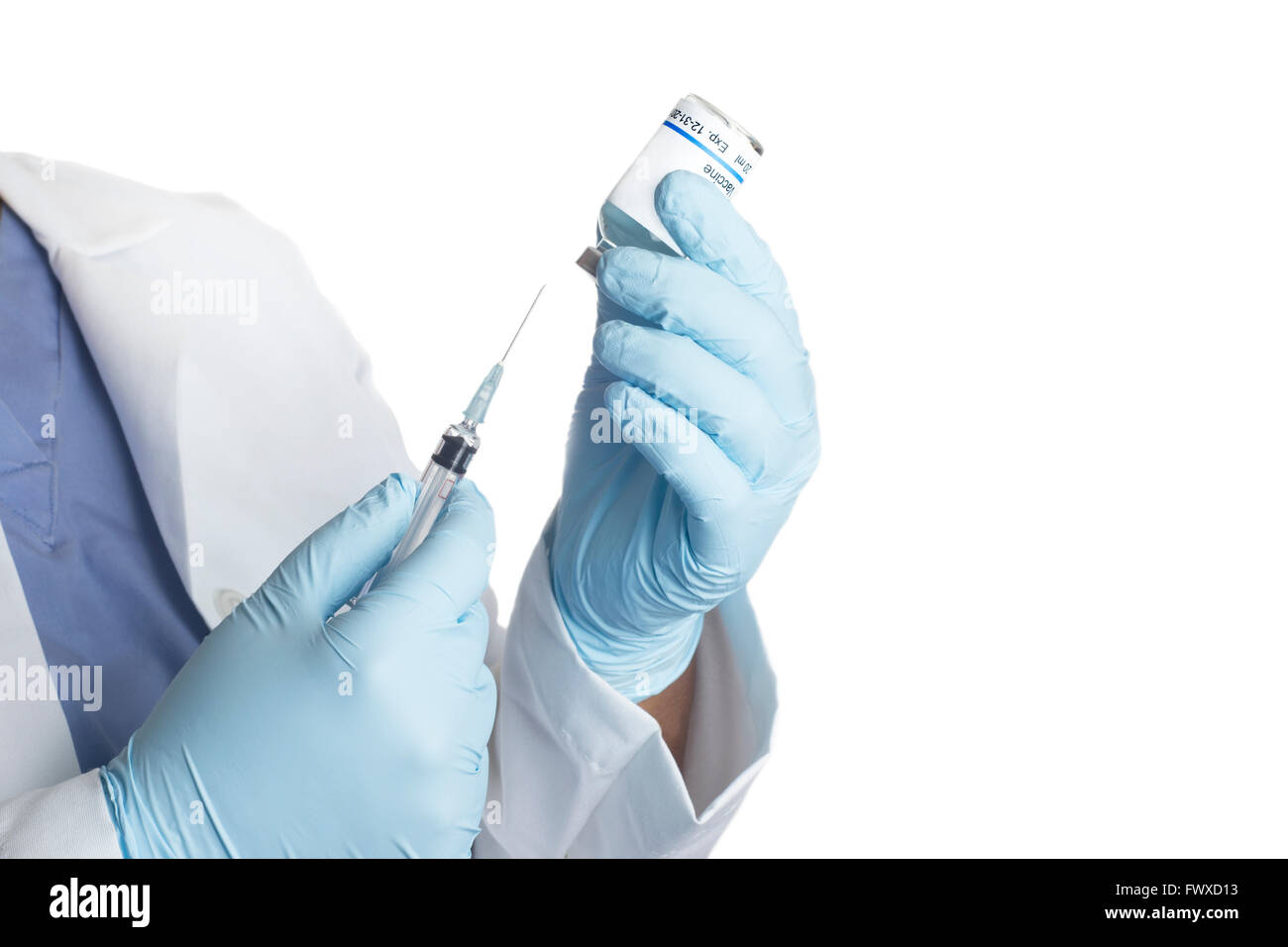 Medico si prepara a disegnare vaccino con siringa con copia bianca spazio a sinistra. Foto Stock