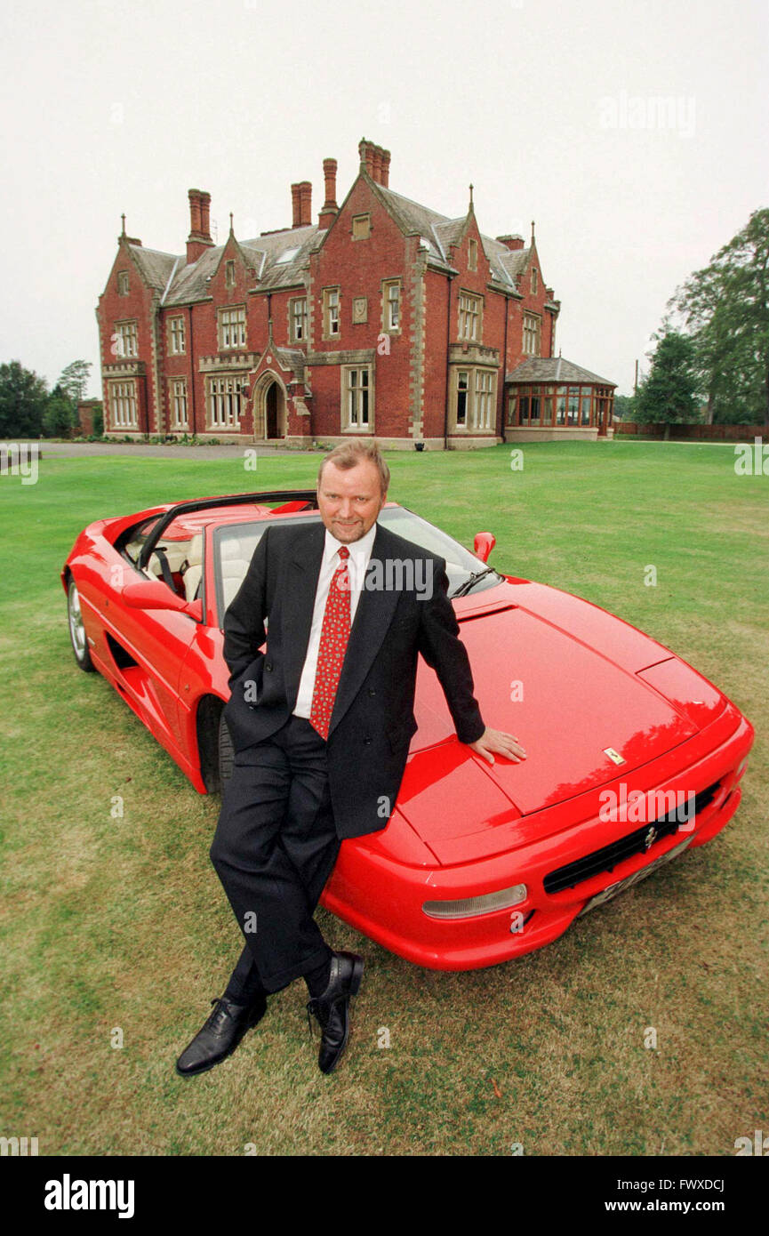 Eddie (Edward) Stobart, figlio di Eddie Stobart, fondatore della logistica impero. Visto qui con la sua Ferrari al di fuori della casa di famiglia vicino a Carlisle. Foto Stock