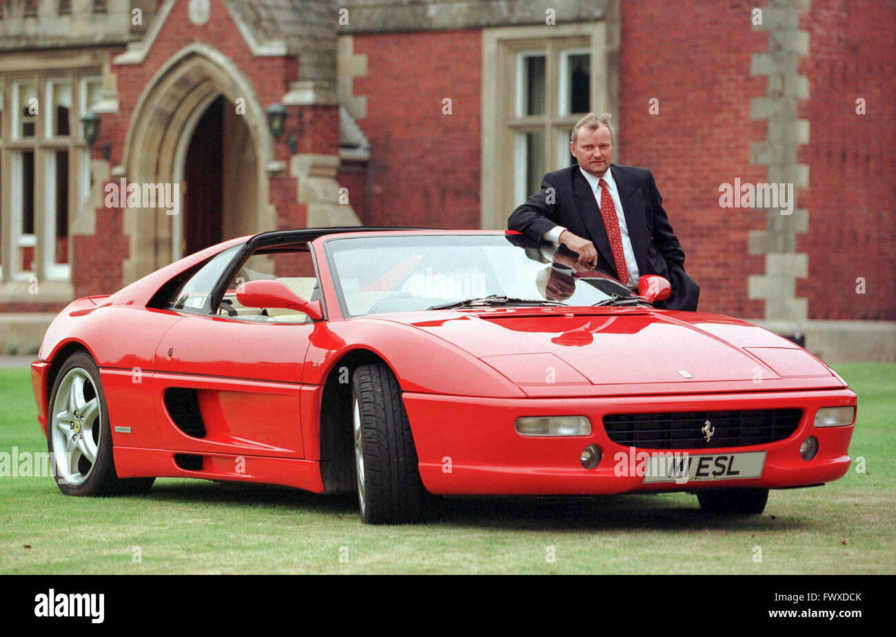 Eddie (Edward) Stobart, figlio di Eddie Stobart, fondatore della logistica impero. Visto qui con la sua Ferrari al di fuori della casa di famiglia vicino a Carlisle. Foto Stock