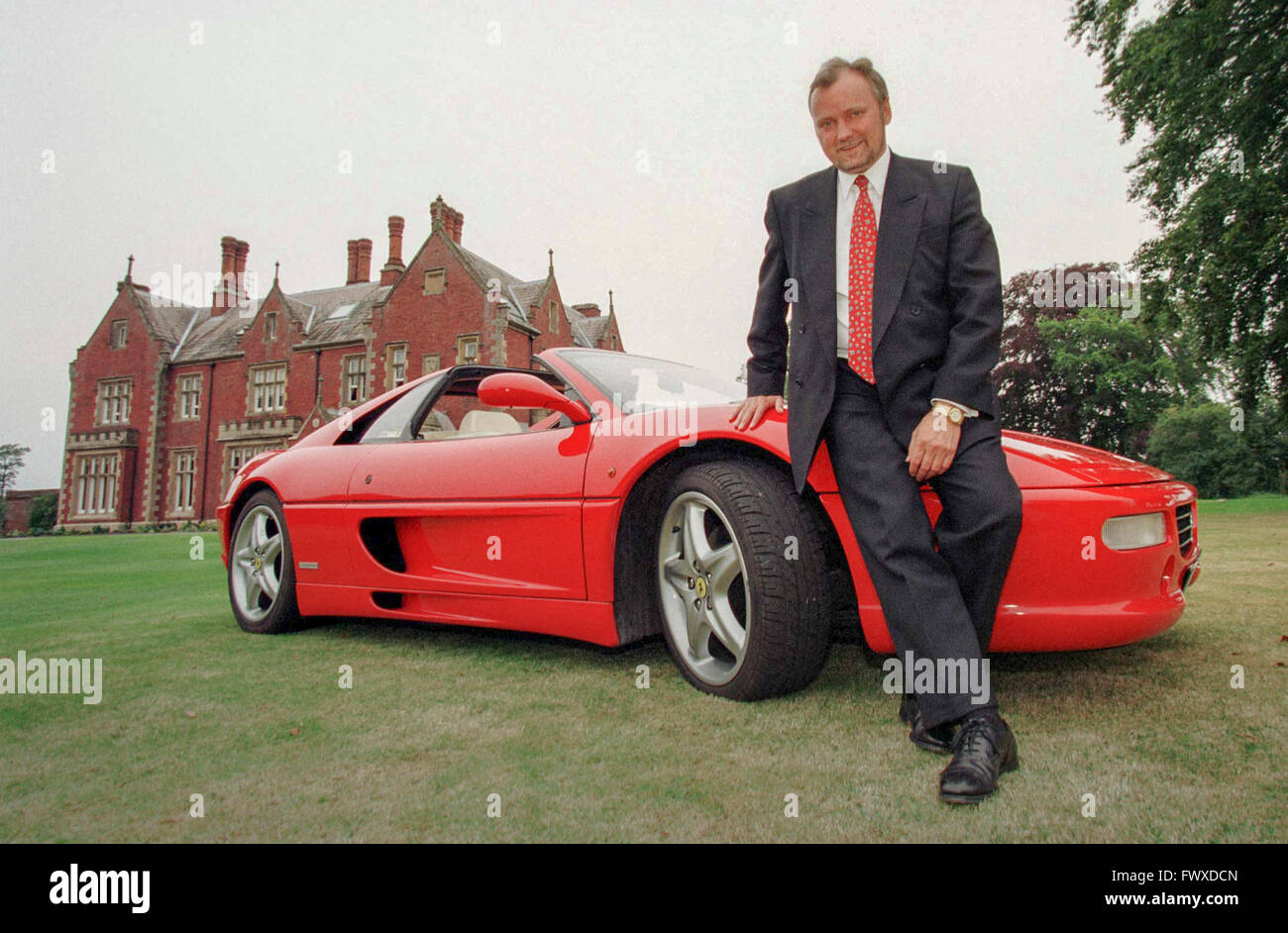 Eddie (Edward) Stobart, figlio di Eddie Stobart, fondatore della logistica impero. Visto qui con la sua Ferrari al di fuori della casa di famiglia vicino a Carlisle. Foto Stock
