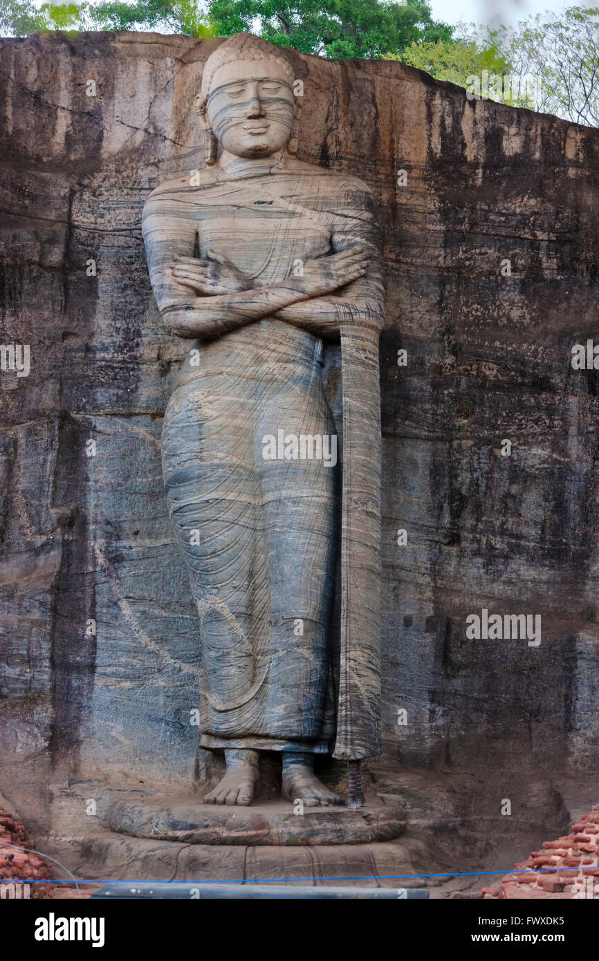 La figura permanente al Gal Vihare (Rock Santuario), Polonnaruwa, Sri Lanka Foto Stock