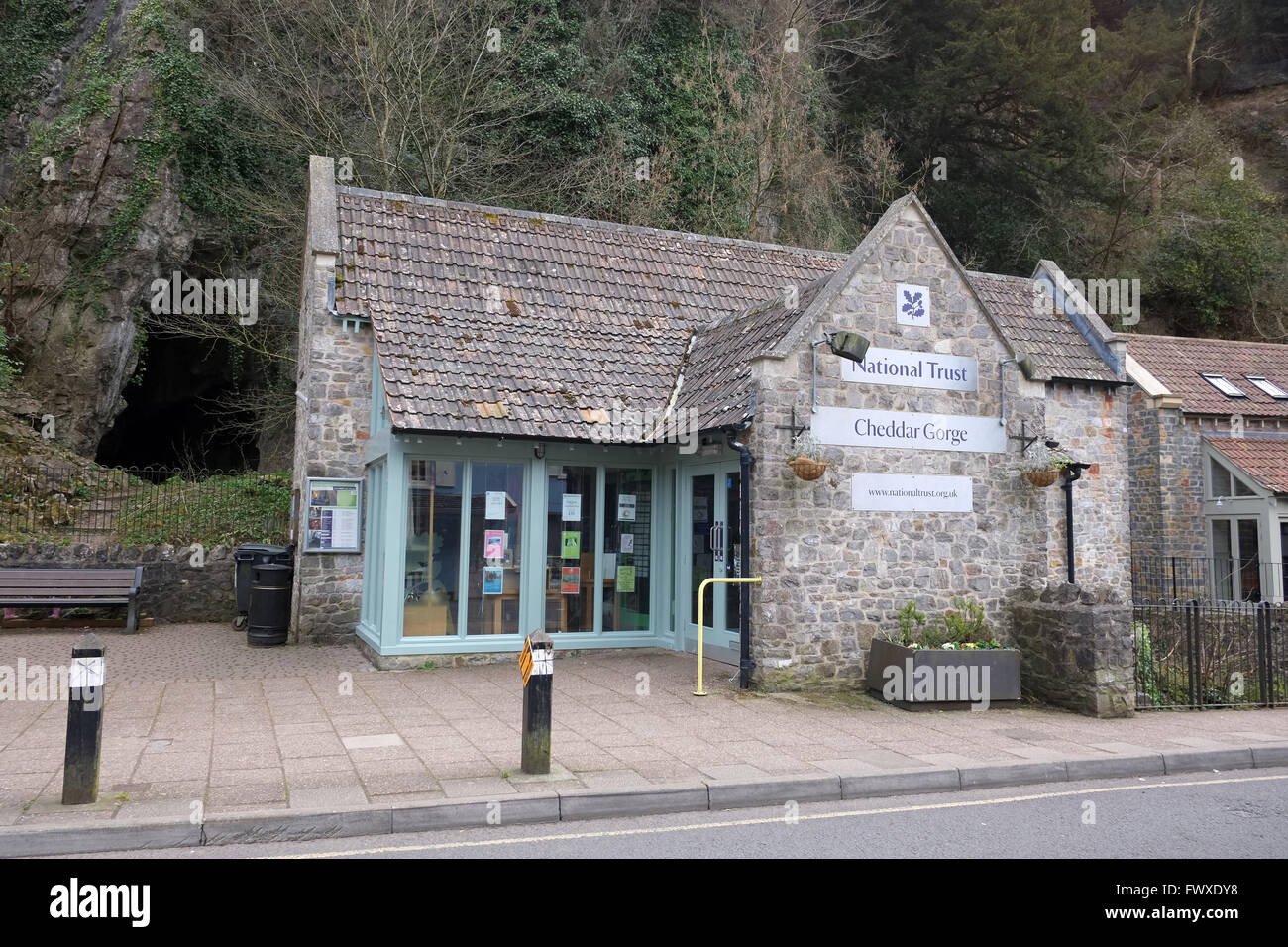 Cheddar Gorge, molti degli edifici sono ormai privi di investimento e bisogno di ringiovanire il 8 aprile 2016 Foto Stock